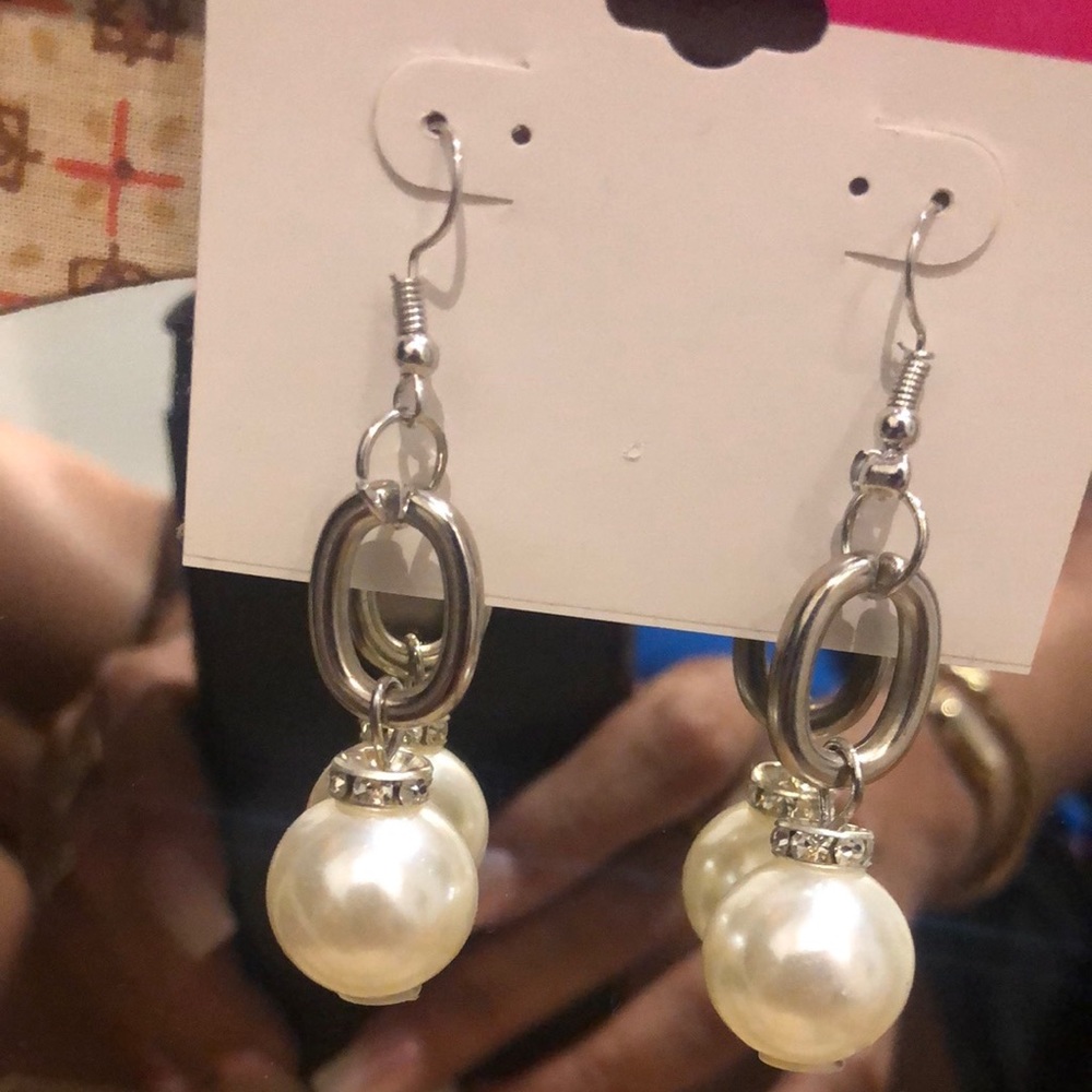 GORGEOUS Candies 🍭SIlver & Faux Pearl Earrings!!! - Picture 8 of 8